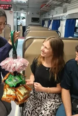 KAI Hadirkan Kembali Sensasi Naik Kereta Api Tempo Dulu, Ada Pedagang Asongan