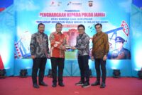 General Manager Zona 1, Hari Widodo, menyerahkan penghargaan kepada Polda Jambi sebagai bentuk pengakuan atas peran aktif dalam penggagalan aksi illegal tapping dan illegal drilling 