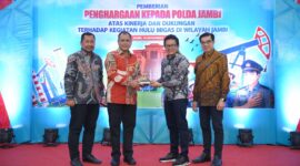 General Manager Zona 1, Hari Widodo, menyerahkan penghargaan kepada Polda Jambi sebagai bentuk pengakuan atas peran aktif dalam penggagalan aksi illegal tapping dan illegal drilling 