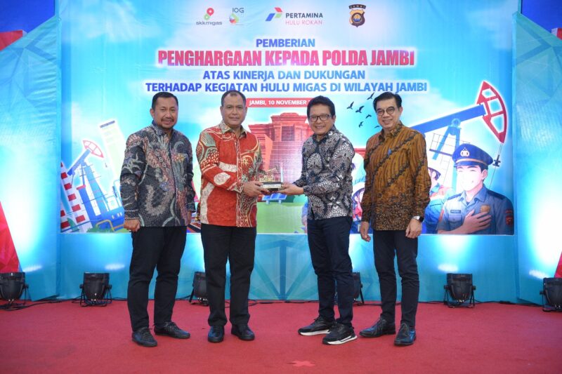 General Manager Zona 1, Hari Widodo, menyerahkan penghargaan kepada Polda Jambi sebagai bentuk pengakuan atas peran aktif dalam penggagalan aksi illegal tapping dan illegal drilling 