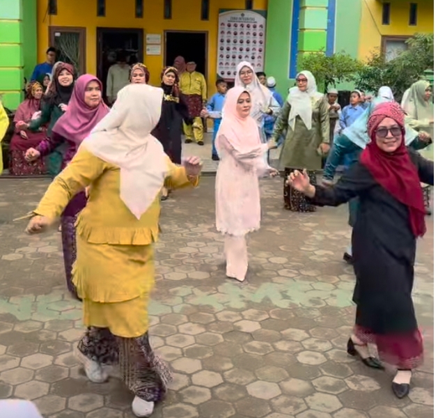 Para Guru dan Siswa Min Kota Jambi Bergembira Bersama di Hari Guru 2025