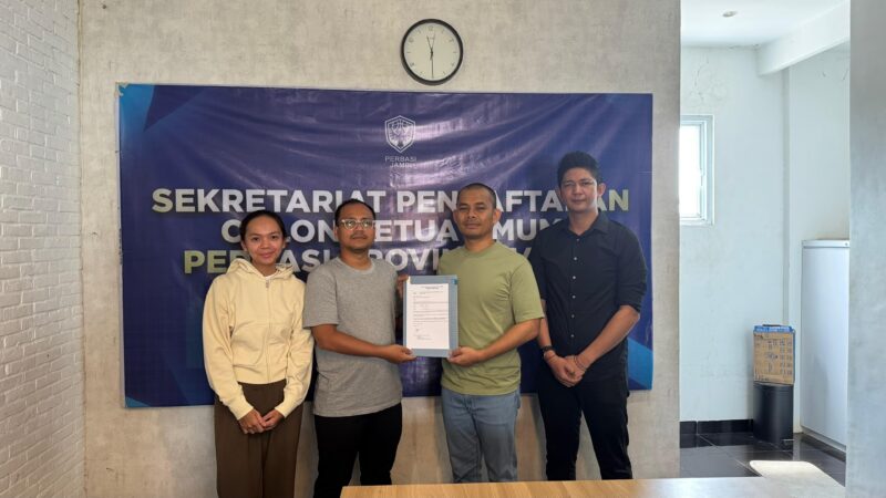 Fadhillah Hasrul Secara Langsung mengembalikan Formulir Pendaftaran Caketum Perbasi Jambi 2026-2030 (Foto: Perbasi)