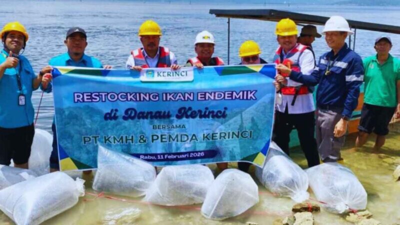 Harapan Baru Nelayan, Monadi dan PT KMH Lepas Ribuan Benih Ikan di Danau Kerinci