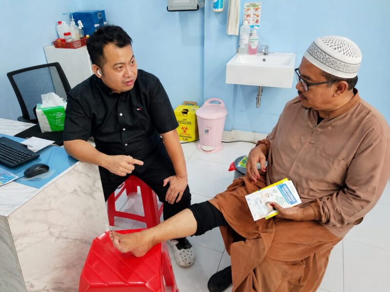Bakti Sosial Kesehatan yang dilakukan nakes klinik pratama asisi dan RS theresia