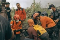 Tim SAR Ternate saat mengevakuasi salah satu pendaki Gunung Dukono, Halmahera Utara, Maluku Utara, yang ditemukan meninggal dunia pada Sabtu (9/5/2026  (Foto|: Dok. Kantor SAR Ternate)