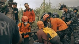 Tim SAR Ternate saat mengevakuasi salah satu pendaki Gunung Dukono, Halmahera Utara, Maluku Utara, yang ditemukan meninggal dunia pada Sabtu (9/5/2026  (Foto|: Dok. Kantor SAR Ternate)