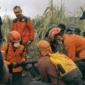 Tim SAR Ternate saat mengevakuasi salah satu pendaki Gunung Dukono, Halmahera Utara, Maluku Utara, yang ditemukan meninggal dunia pada Sabtu (9/5/2026  (Foto|: Dok. Kantor SAR Ternate)