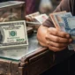 Rupiah Dekati Rp 17.600, Strategi Pengusaha Hadapi Lonjakan Biaya Impor dan Prediksi Pasar (Foto: Ai)