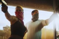 Rockstar Buka Pre-Order GTA 6 Mulai 25 Juni 2026 (Foto: 
HomeTeknoTech News
GTA 6 Buka Pre-order, Rockstar Games Simpan Detail Penting
Rockstar mengumumkan pre-order GTA 6 dimulai 25 Juni 2026 dan merilis cover resmi game tersebut, sementara ada satu hal belum diungkap.

Yuslianson
Oleh
Yuslianson
Diterbitkan 19 Juni 2026, 06:02 WIB
Share
Copy Link
Batalkan
Pre-order GTA 6
Perbesar
GTA 6 Pamer Cover Resmi, Harga Masih Jadi Teka-teki. (Liputan6.com/ Yuslianson)
Liputan6.com, Jakarta - Rockstar Games resmi mengumumkan tanggal pre-order GTA 6 (Grand Theft Auto 6). Game paling dinanti peluncurannya di tahun ini bisa mulai dipesan pada 25 Juni 2026. 

Gamer yang sudah menanti dan ingin memainkan game GTA VI ini lebih awal bisa pre-order melalui toko digital seperti PlayStation Store atau Xbox Store. 

BACA JUGA:
GTA 5 Bisa Upgrade Gratis Jelang GTA 6, Pemain Lama Perlu Cek Ini
Pengumuman pre-order GTA6 juga sekaligus mengonfirmasi tanggal rilis game yang sudah dua kali ditunda peluncurannya, yakni 19 November 2026 di konsol PlayStation 5 (PS5) dan Xbox Series X/S.

Sebelumnya, GTA VI sempat molor peluncurannya dari jadwal awal musim gugur 2025, lalu mundur lagi dari Mei 2026. Pengumuman ini sangat penting bagi fans, mengingat seri sebelumnya, GTA 5, terakhir kali dirilis pada 2013.

Lebih dari satu dekade kemudian, seri tersebut masih menjadi salah satu game paling berpengaruh di industri dan tercatat sebagai game terlaris kedua sepanjang masa.

Menariknya, meski sudah mengungkap tanggal pre-order GTA VI sudah jelas, Rockstar masih belum juga memasang label harga resmi game barunya tersebut di PS Store atau Xbox Store.

Hal ini kembali membuat banyak pihak bertanya-tanya tentang berapa harga GTA 6 saat dirilis. 

Sebelumnya, sebuah laporan dari perusahaan konsultan industri game Epyllion sempat memperkirakan GTA 6 bakal menjadi game besar pertama dibanderol USD 100.

Cover Art Resmi GTA 6 
Selain tanggal pre-order, Rockstar turut merilis cover art resmi GTA 6 lewat video berdurasi 30 detik. Diiringi musik synth yang menghentak, video tersebut menampilkan wajah dua protagonis utama, Jason dan Lucia, di atas judul game, lengkap dengan sejumlah karakter tambahan yang akan muncul di sekuel ini.

Latar fiksi negara bagian Leonida yang terinspirasi dari Florida turut mendapat sentuhan detail lewat kehadiran flamingo dan buaya pada ilustrasi cover. 

Sesuai dengan reputasi seri Grand Theft Auto, cover ini juga menampilkan mobil cepat, helikopter, hingga motor, dibalut gaya pop-art khas seri tersebut sejak generasi sebelumnya.

Trailer Gameplay Baru Masih Dinanti
Para penggemar GTA kini masih menanti kehadiran trailer gameplay baru untuk game keenam dalam waralaba tersebut, setelah dua reveal sebelumnya pada 2023 dan 2025.

Kedua trailer itu sempat mengupas lebih dalam narasi cerita dan kehidupan para protagonis, dan hingga kini telah ditonton total 446 juta kali di seluruh platform.

Biaya Produksi GTA 6 Disebut Capai Rp 26 Triliun

Perbesar
GTA 6 pre-orders leak and details of the release date, platforms, and backstory become clearer. Here's the complete detail.

Grand Theft Auto VI atau GTA 6 menjadi salah satu judul gamepaling dinanti peluncurannya pada 19 November 2026, setelah sempat ditunda rilisnya beberapa kali.

Tampil sebagai proyek game paling ambisius tahun ini, game baru Rockstar Games ini datang dengan ekspektasi sangat tinggi, mengingat GTA 5 sudah bertahan lebih dari satu dekade sebagai game paling sukses.

Di balik antusiasme tersebut, satu pertanyaan terus muncul di kalangan gamer. Berapa besar biaya yang dikeluarkan Rockstar dan Take-Two Interactive untuk mengembangkan GTA 6?

Rockstar Games belum pernah mengumumkan angka resmi. Take-Two selaku induk perusahaan juga masih menutup rapat detail biaya produksi game tersebut.

Akan tetapi, CEO Take-Two, Strauss Zelnick, memberi gambaran singkat saat ditanya terkait berapa nominal yang dikucurkan untuk membuat GTA 6.

