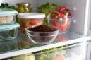 Banyak yang Masih Membuangnya, Padahal Ampas Kopi Punya Manfaat untuk Kulkas (Foto: ChatGPT)