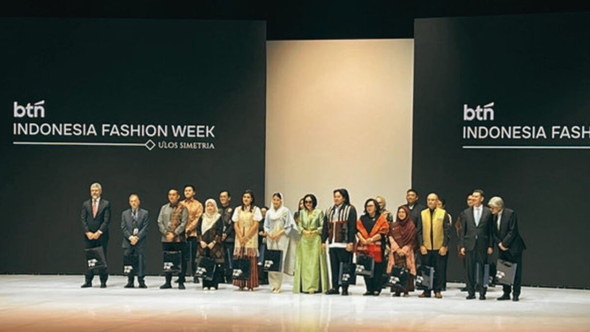 Ulos Jadi Sorotan Indonesia Fashion Week 2026, Tradisi Batak Tampil Modern (Foto: aulia putriningtias/medcom)