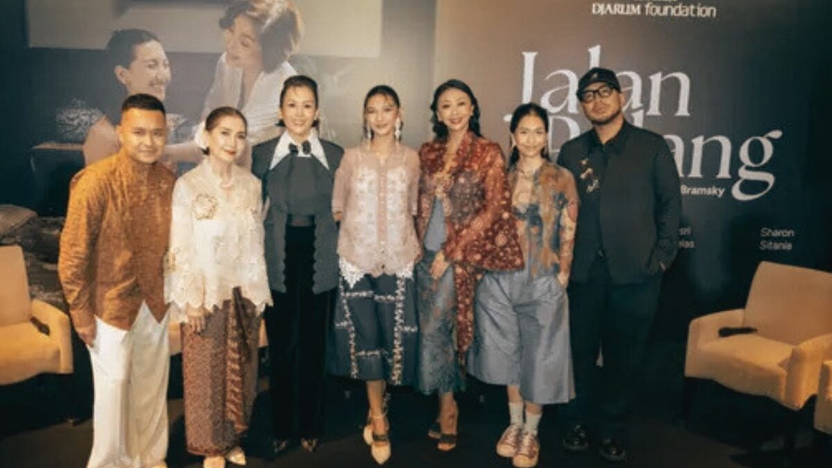 Kebaya Modern di Film Jalan Pulang Tampil Elegan dan Natural (Foto: Indonesia Kaya/fimela)