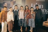 Kebaya Modern di Film Jalan Pulang Tampil Elegan dan Natural (Foto: Indonesia Kaya/fimela)