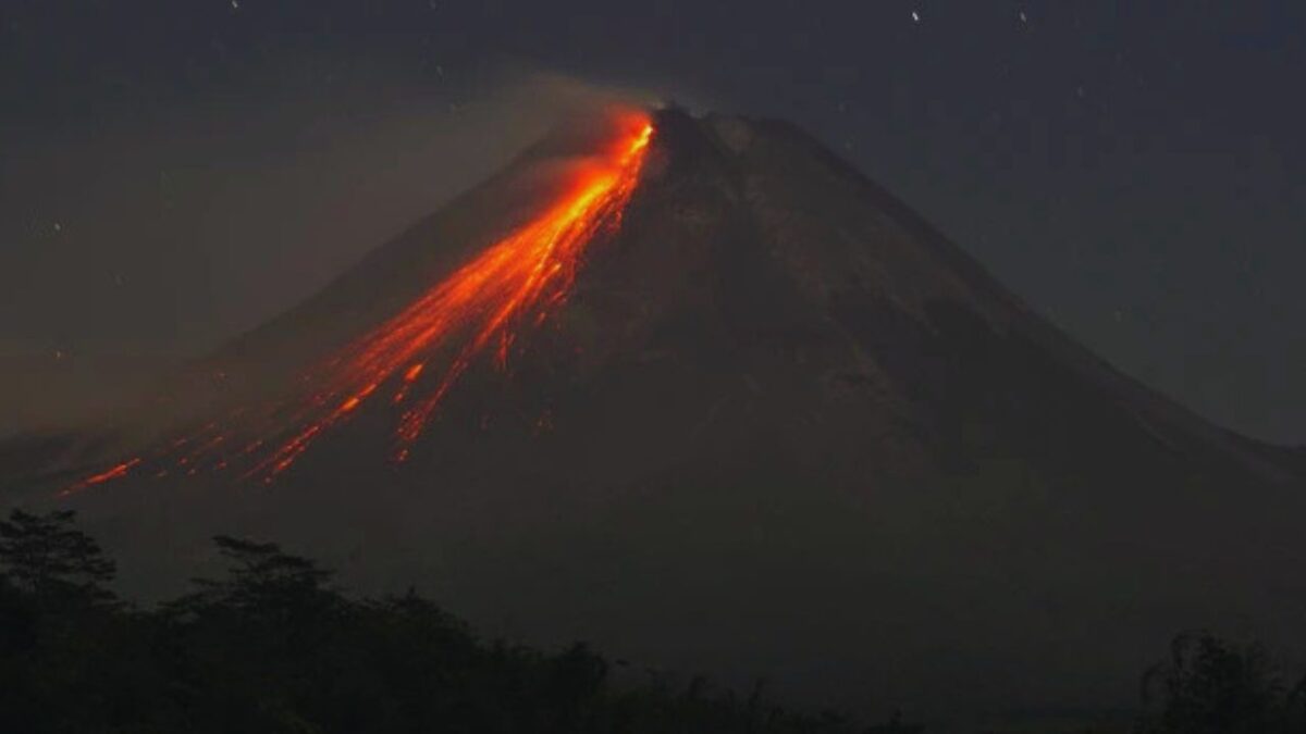 Gunung Merapi Luncurkan Awan Panas Sejauh 1,8 Kilometer (Foto: ANTARA FOTO/Hendra Nurdiyansyah/kumparan)