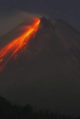 Gunung Merapi Luncurkan Awan Panas Sejauh 1,8 Kilometer