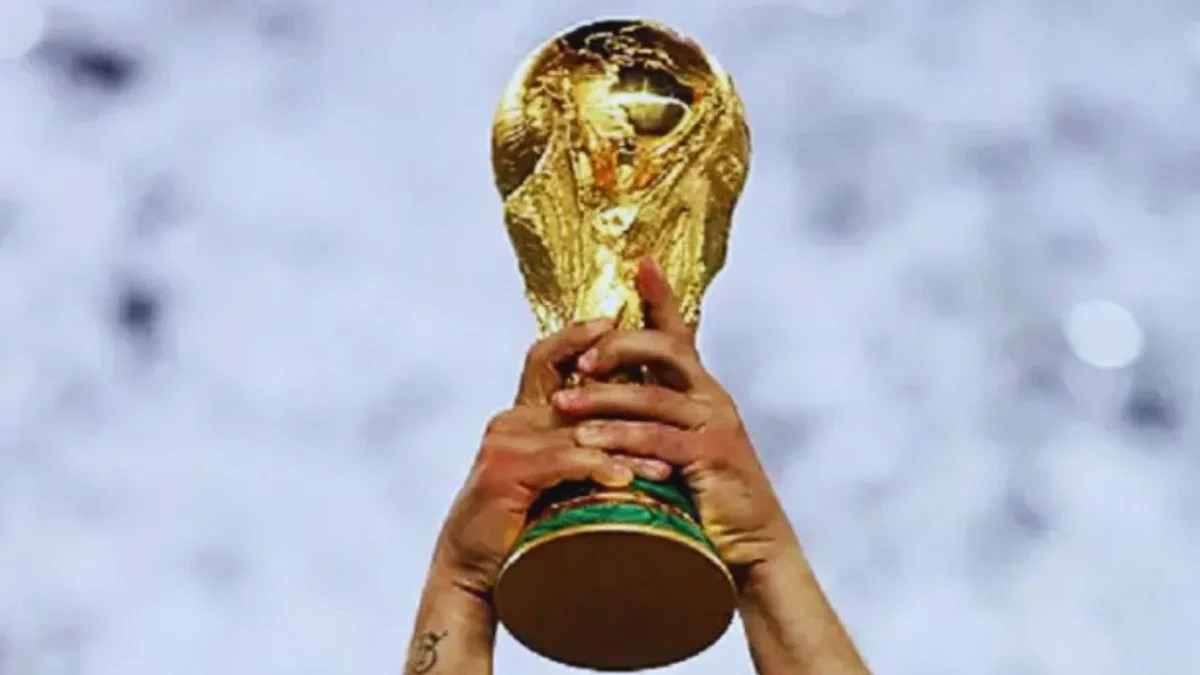 Trofi Piala Dunia Terbuat dari Emas Asli? Ini Faktanya (Foto: AFP/bola)