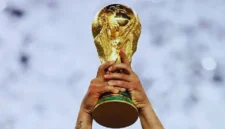 Trofi Piala Dunia Terbuat dari Emas Asli? Ini Faktanya (Foto: AFP/bola)