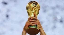Trofi Piala Dunia Terbuat dari Emas Asli? Ini Faktanya (Foto: AFP/bola)