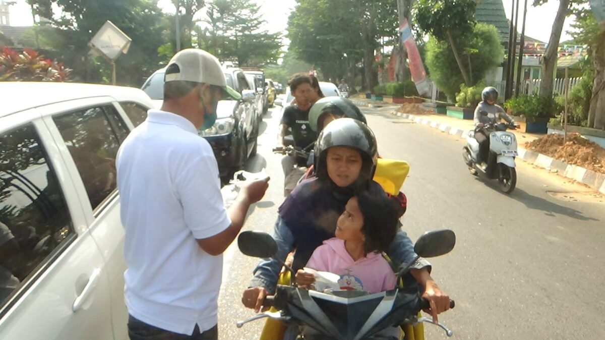 Atasi Dampak Kabut Asap, ADYA Group dan IJTI Jambi Turun ke Jalan Bagikan Masker Gratis