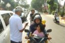 Atasi Dampak Kabut Asap, ADYA Group dan IJTI Jambi Turun ke Jalan Bagikan Masker Gratis
