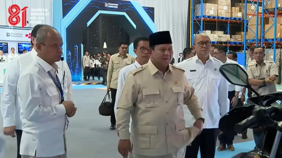 Presiden Prabowo Subianto saat meninjau dan meresmikan peluncuran Motor Listrik Nasional Beserta Ekosistem Pendukungnya (Foto: Tangkapan Layar Youtube Sekretariat Presiden)