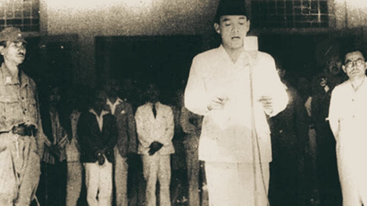 Presiden Soekarno pada saat membacakan teks Proklamasi Kemerdekaan RI 17 Agustus 1945 yang diabadikan oleh Menur bersaudara.(DOK. Kemendikbud/Kompas)