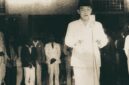 Presiden Soekarno pada saat membacakan teks Proklamasi Kemerdekaan RI 17 Agustus 1945 yang diabadikan oleh Menur bersaudara.(DOK. Kemendikbud/Kompas)
