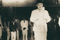 Presiden Soekarno pada saat membacakan teks Proklamasi Kemerdekaan RI 17 Agustus 1945 yang diabadikan oleh Menur bersaudara.(DOK. Kemendikbud/Kompas)