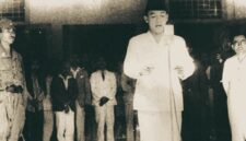 Presiden Soekarno pada saat membacakan teks Proklamasi Kemerdekaan RI 17 Agustus 1945 yang diabadikan oleh Menur bersaudara.(DOK. Kemendikbud/Kompas)