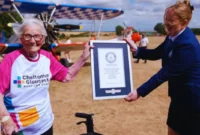 Nenek 97 Tahun Pecahkan Rekor Wing Walking Demi Pasien Stroke (Foto:  bbc.co.uk)