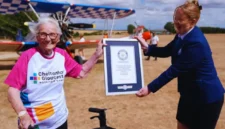 Nenek 97 Tahun Pecahkan Rekor Wing Walking Demi Pasien Stroke (Foto:  bbc.co.uk)