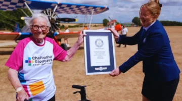 Nenek 97 Tahun Pecahkan Rekor Wing Walking Demi Pasien Stroke (Foto:  bbc.co.uk)