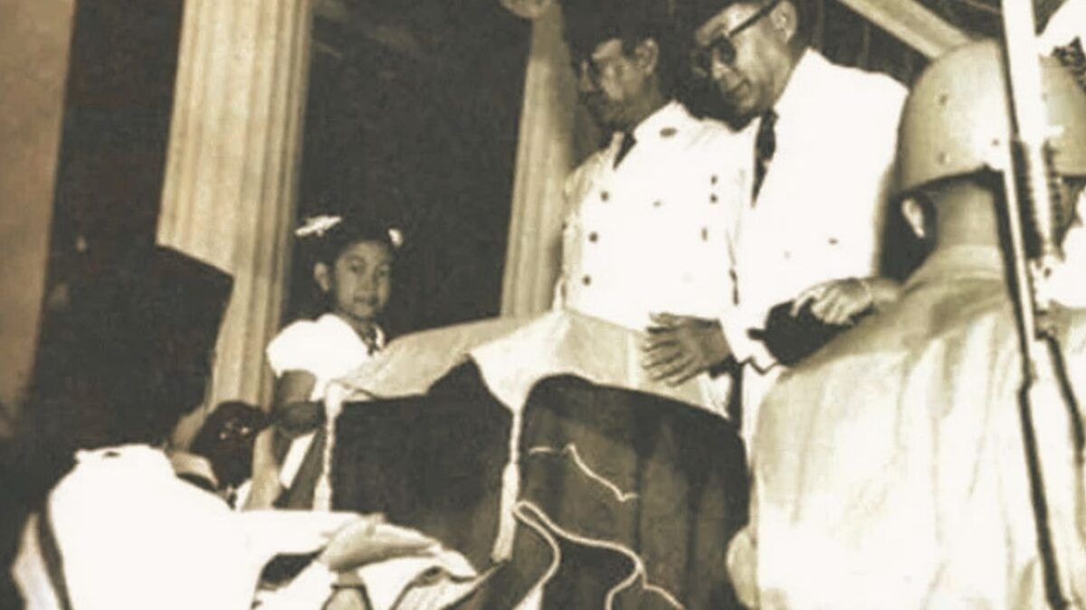 Siti Dewi Sutan Assin, Pembawa Baki Pertama dalam Sejarah RI (Foto: Arsip Budiharjo Winarno, Paskibraka 1978 via Detik/RRI)