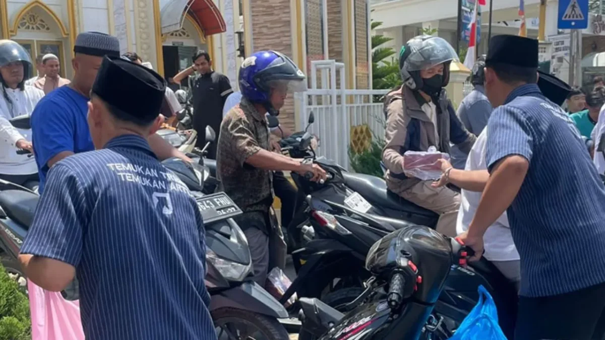Jumat Berkah Warung Buk Dorlan Bagikan 100 Kotak Nasi untuk Warga