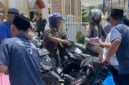 Jumat Berkah Warung Buk Dorlan Bagikan 100 Kotak Nasi untuk Warga
