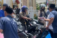 Jumat Berkah Warung Buk Dorlan Bagikan 100 Kotak Nasi untuk Warga