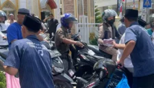 Jumat Berkah Warung Buk Dorlan Bagikan 100 Kotak Nasi untuk Warga