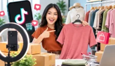 Seorang penjual mempromosikan kaus melalui siaran langsung dengan bantuan kamera dan ring light. (Foto: pegadaian/Ai)