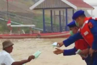 Peduli Pesisir Batanghari, Polairud Jambi Bagikan Masker