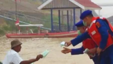 Peduli Pesisir Batanghari, Polairud Jambi Bagikan Masker