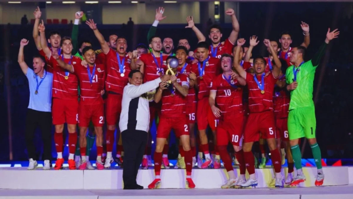 Momen timnas Indonesia bersama Presiden Prabowo angkat trofi FIFA ASEAN Cup 2026. (dok bakom ri/medcom)